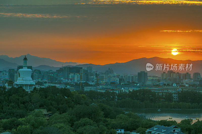 北京日落时的北海公园，湖和白塔