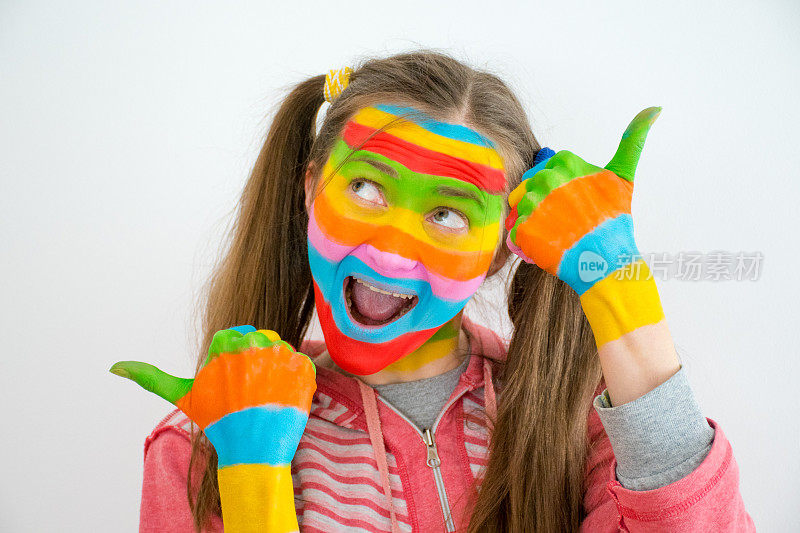 年轻女子艺术化妆在彩虹颜色显示OK标志