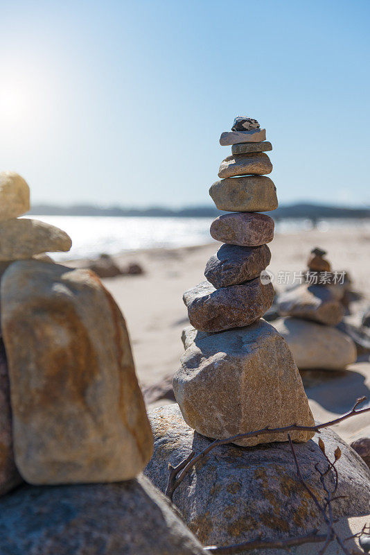 金字塔状的卵石粘在沙滩上的岩石