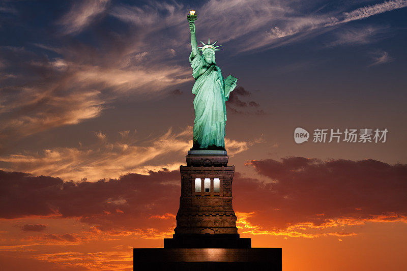 纽约，蓝色和红色天空下的自由女神像。