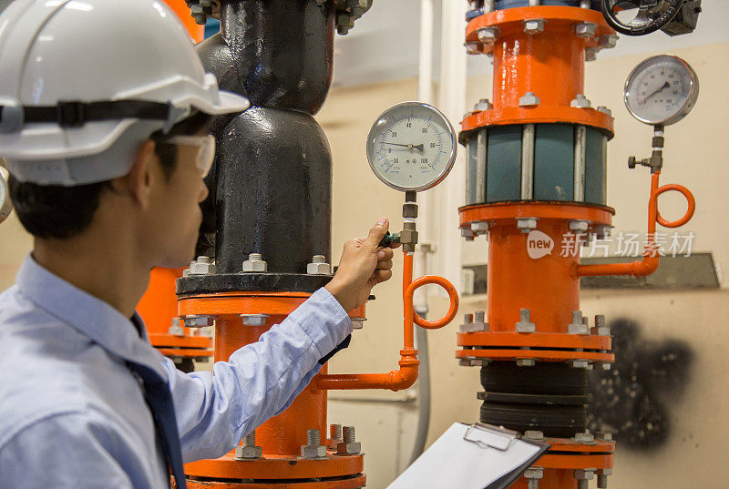 工程师检查冷凝器水泵和压力表，冷水机组水泵是否带压力表。