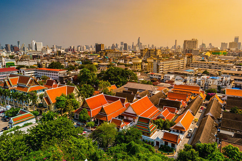 鸟瞰图曼谷的寺庙和现代办公大楼