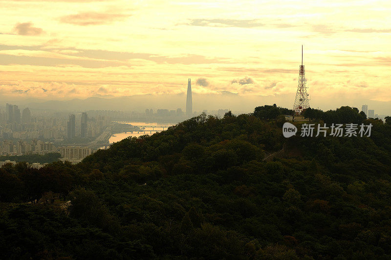 日出时的首尔市景