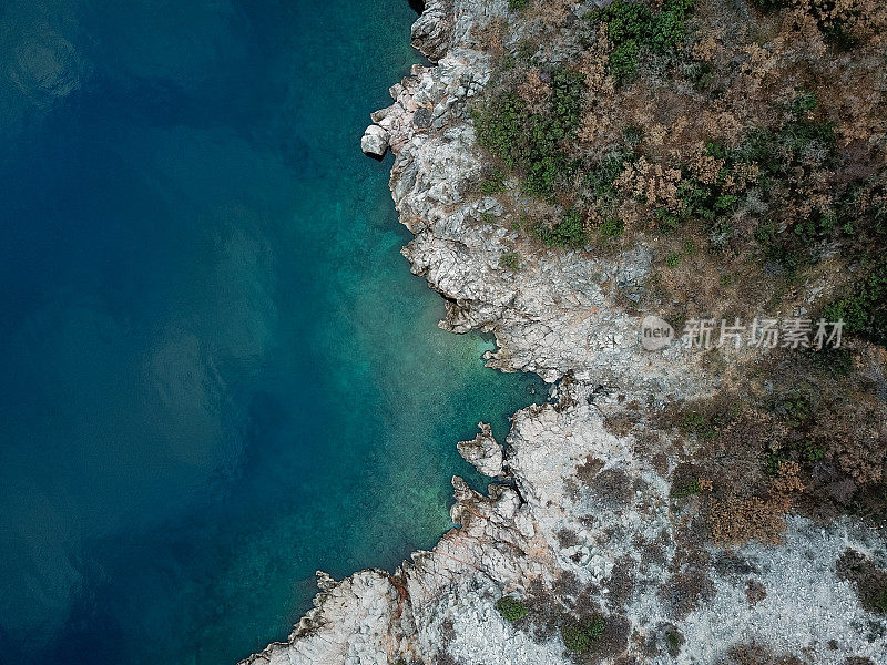 从上面看，岩石海岸