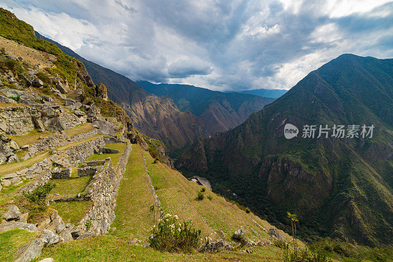 从上面俯瞰马丘比丘梯田到下面的乌鲁班巴山谷。秘鲁旅游目的地，旅游胜地。