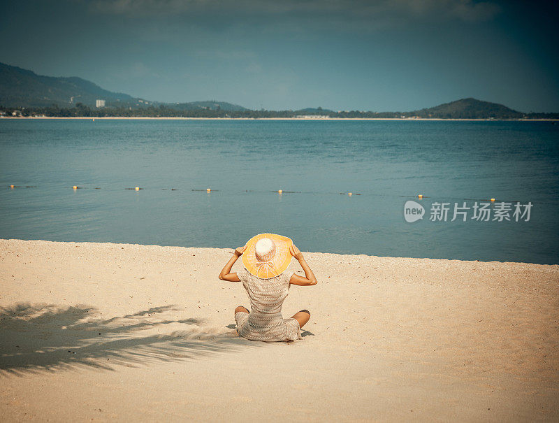 热带海滩上的女子