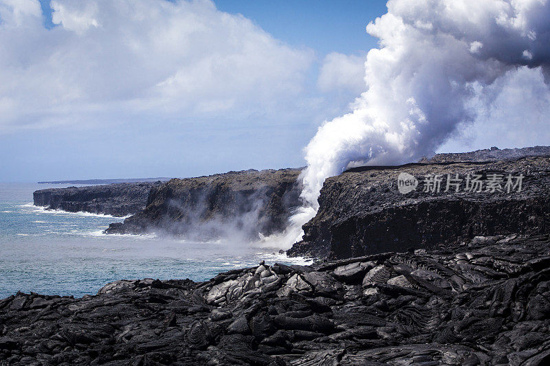 基拉韦厄火山的熔岩向海洋倾泻