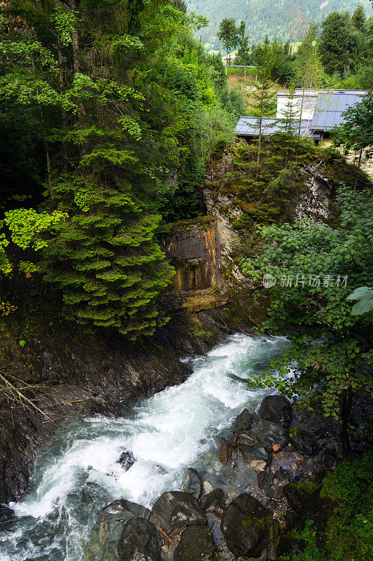 从Schladming到Untertal的Talbach小溪小道上的瀑布，奥地利