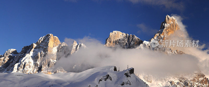 冬季风景优美的帕莱迪圣马蒂诺群与著名的西门德拉帕拉裹在云中。
从帕索罗尔附近的圣马蒂诺迪卡斯特罗扎，瓦尔迪杰姆。Trentino阿迪杰,意大利。