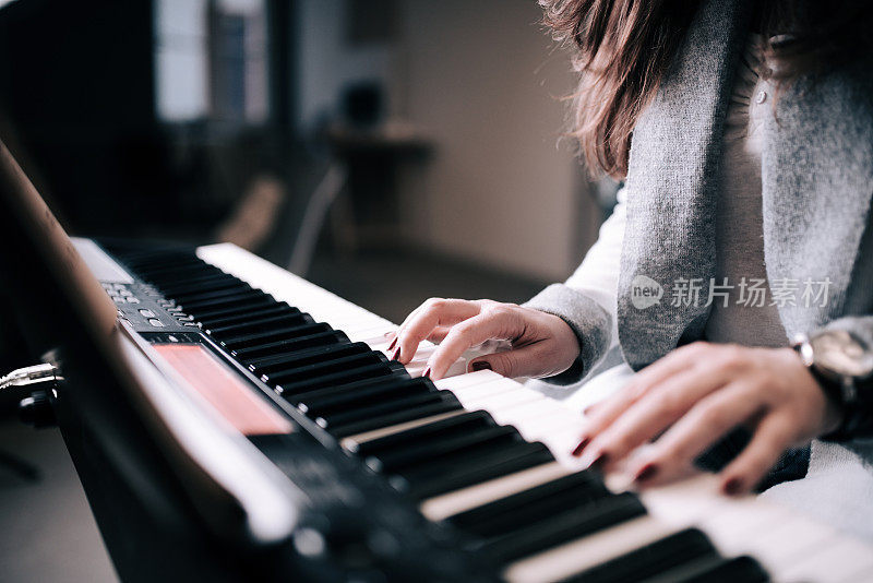 特写图像的一个不认识的女性弹钢琴。