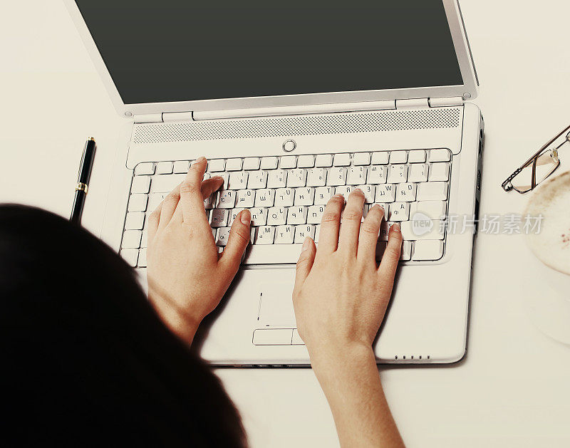 女性的手印在电脑键盘上