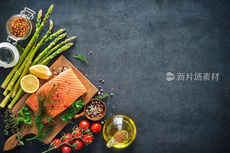 新鲜的三文鱼片配香草，香料和蔬菜