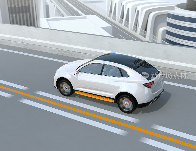 白色电动SUV在高速公路上行驶的后视图