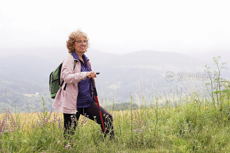 老年妇女徒步登山