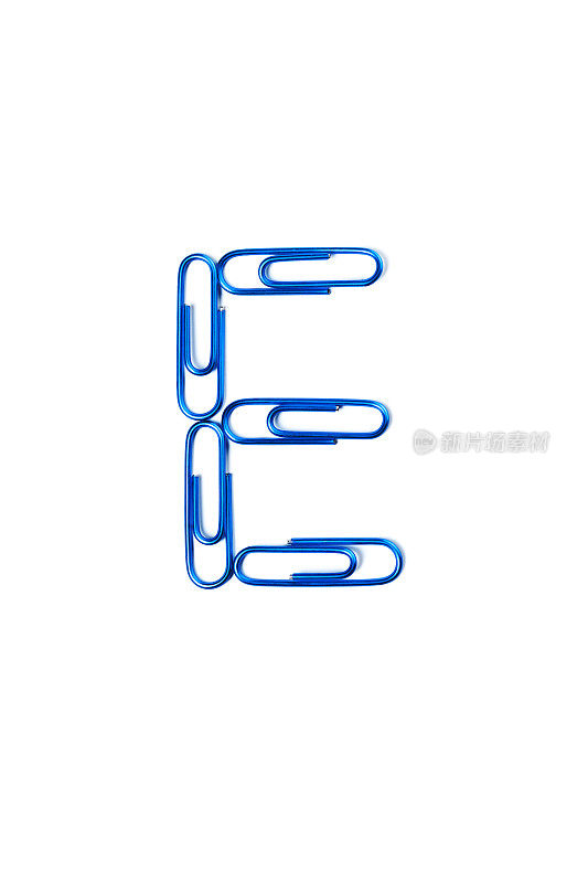 用回形针制成的字母E