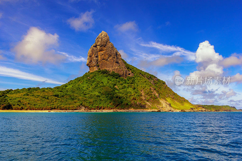 费尔南多・迪诺罗尼亚拥有大海、高山和天空，令人惊叹的风景。