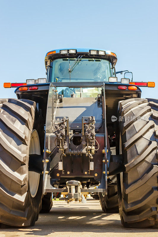 拖拉机用于农用工作，现代农业运输在田间作业，现代拖拉机近景