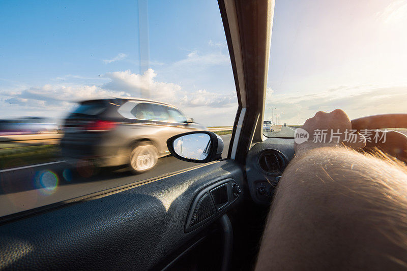 司机从一辆快速行驶的车辆的侧窗观看。