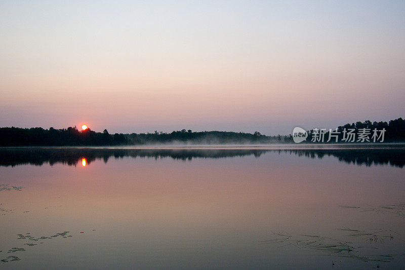 日出与雾在威斯康辛湖001