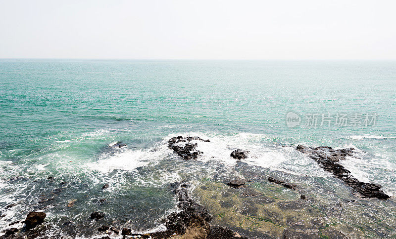海浪拍击石头景观