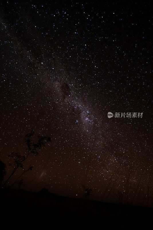 银河里明亮的星星在没有月亮的黑暗夜晚闪闪发光