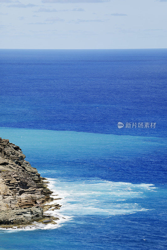 海浪袭击安提瓜多岩石的海岸线