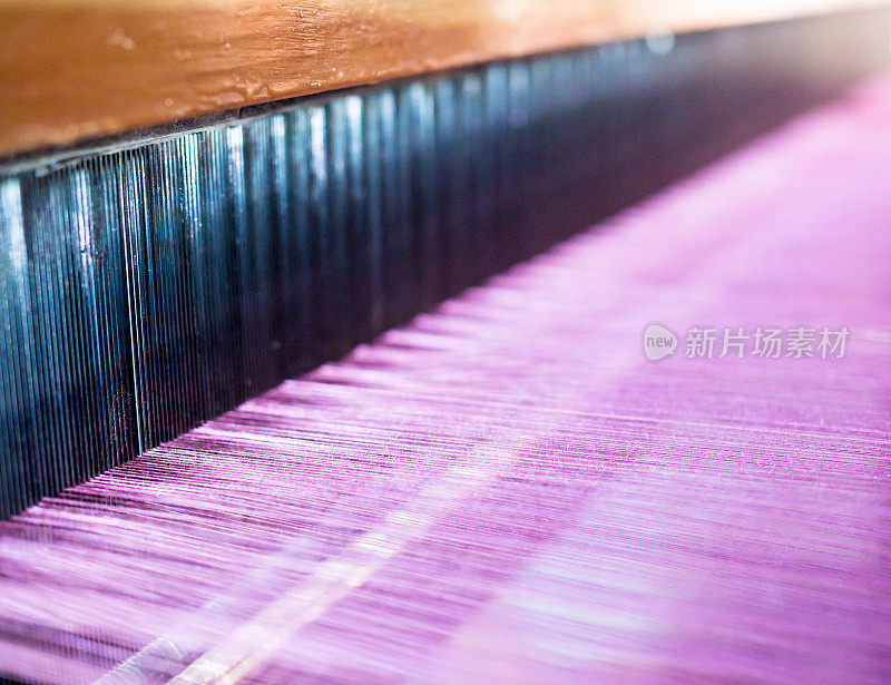 复古古典风格的织布机上的彩色丝线