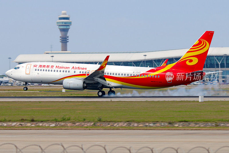 海南航空公司的飞机在上海降落