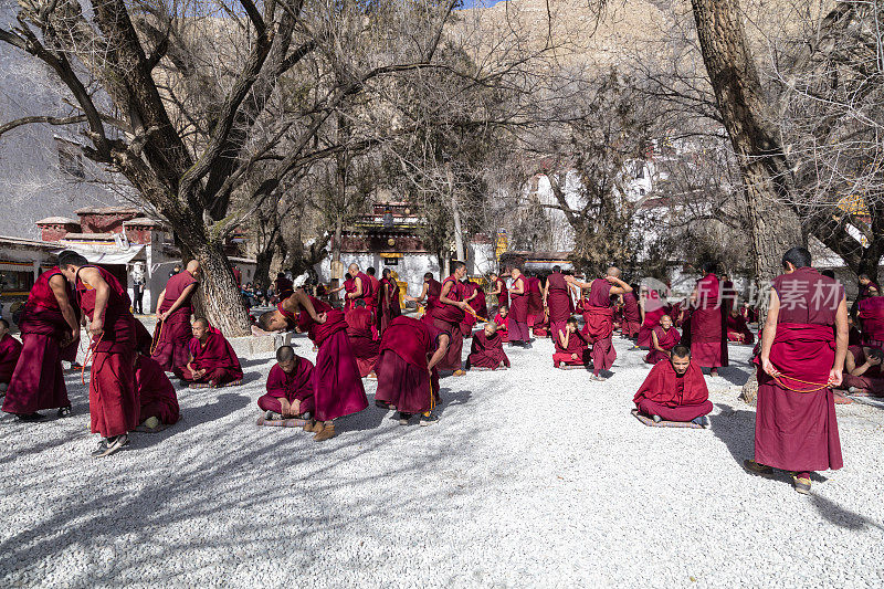 中国西藏自治区拉萨色拉寺和尚辩论和打手势