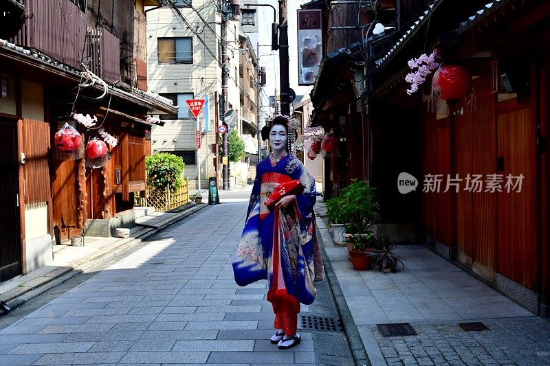 穿着舞子服装的日本女人走在京都祗园街