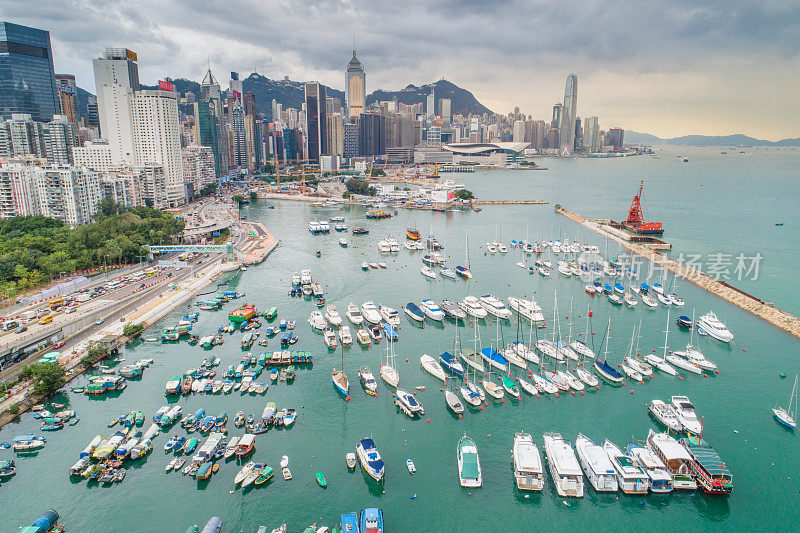 鸟瞰图的香港城市天际线和维多利亚港日落在中国