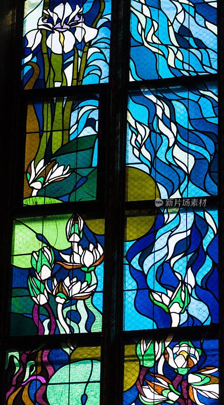 波兰克拉科夫圣方济会教堂新艺术彩色玻璃窗的细节