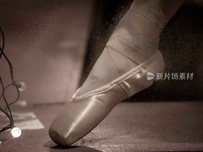 舞者脚上的粉色芭蕾舞鞋
