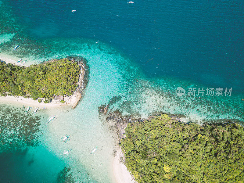 令人惊叹的无人机拍摄的热带岛屿和船在绿松石纯净的水。上图，拍摄于菲律宾群岛，亚洲。港口巴顿,巴拉望