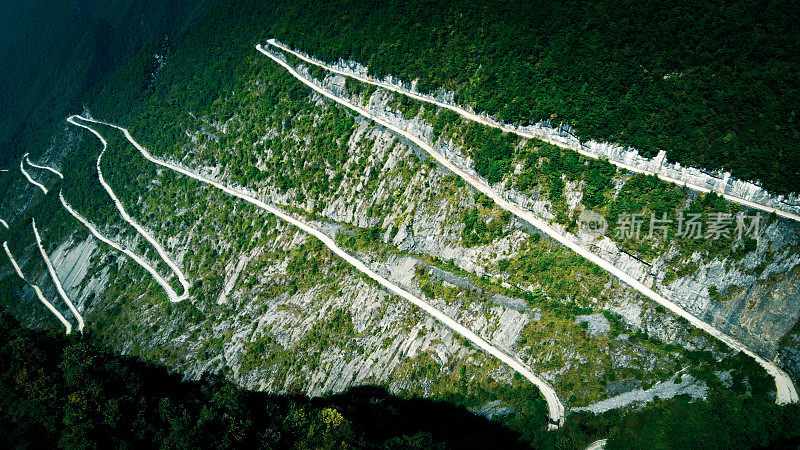 鸟瞰图山上蜿蜒的道路