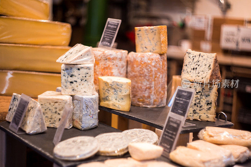 食品市场上陈列着大量的斯蒂尔顿奶酪和其他奶酪