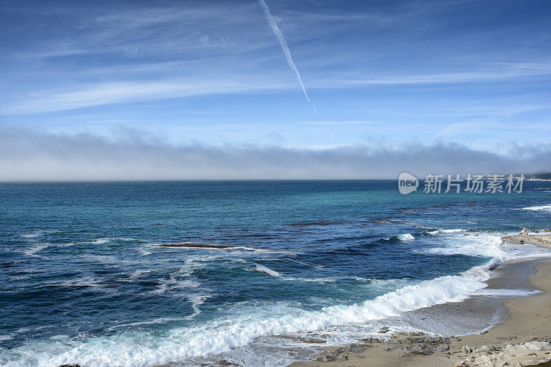 海浪冲击着卡梅尔河海滩