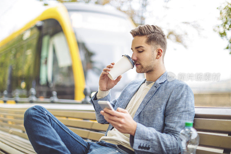 年轻的商人正在城里打电话