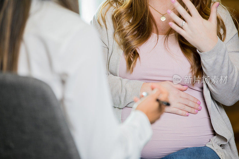 孕妇在预约时向医生或助产士解释症状