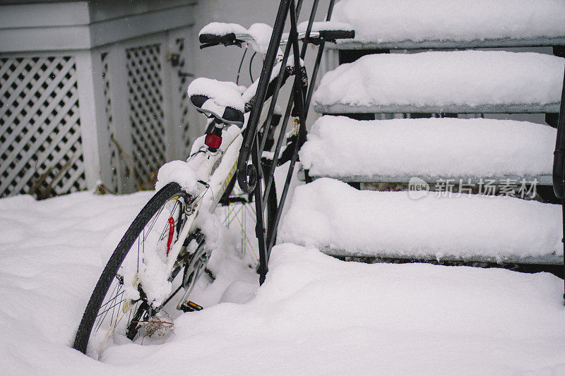 雪地里的自行车