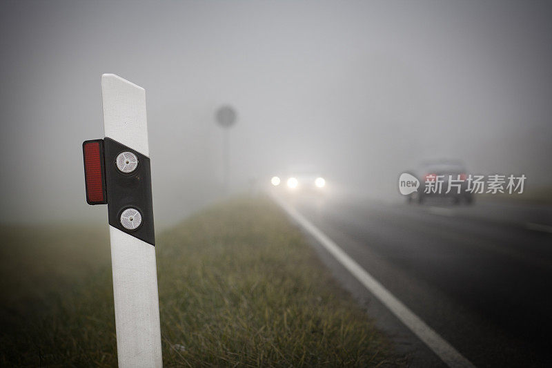 乡村道路上有浓雾，迎面驶来的车辆