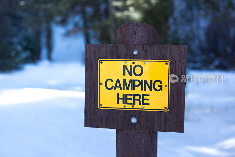 雪山森林禁止露营的标志，特写