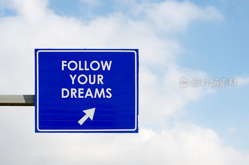 蓝色路标上写着“追随梦想”