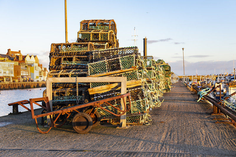 英国东海岸布莱德灵顿的码头上堆积着龙虾陷阱。