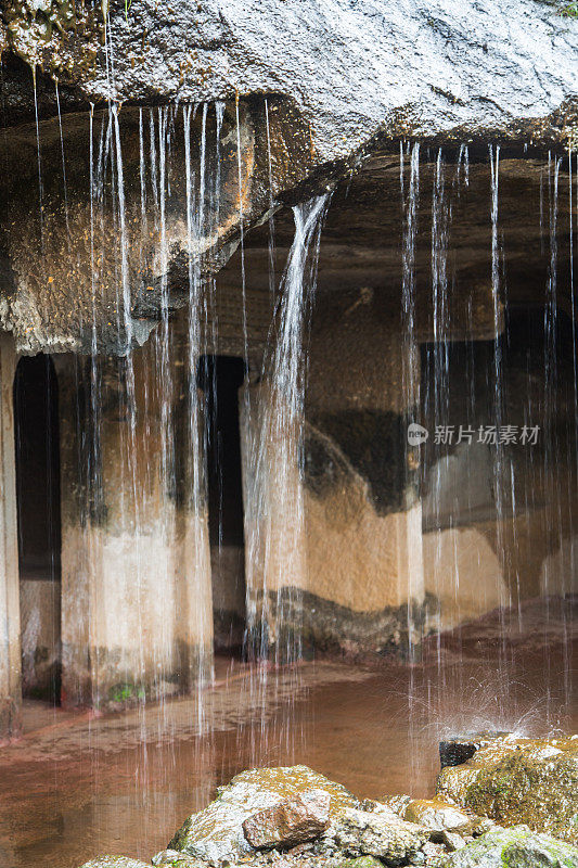 下雨下的古巴迦洞穴