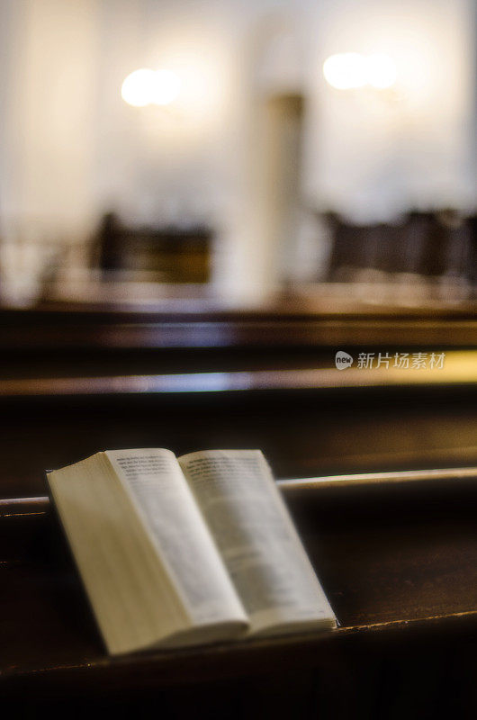 在教堂里的歌咏，是一种开放式的铺在木板上的材料