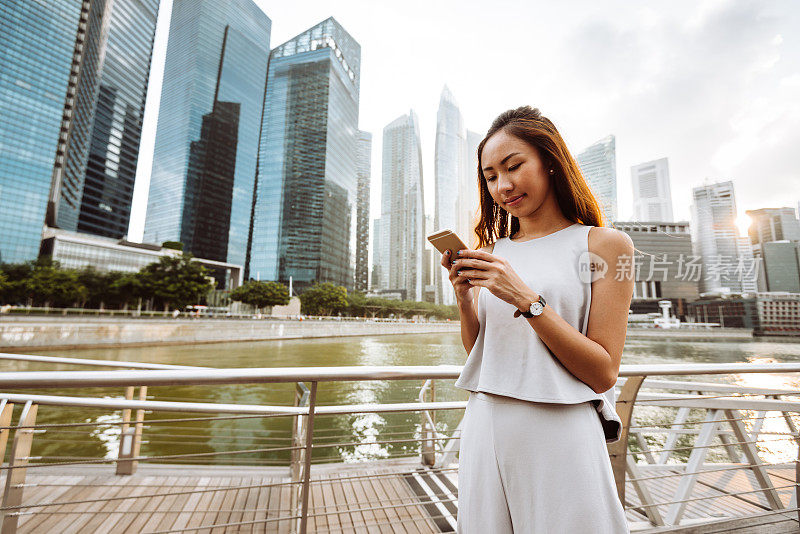 一个亚洲女人在新加坡打电话