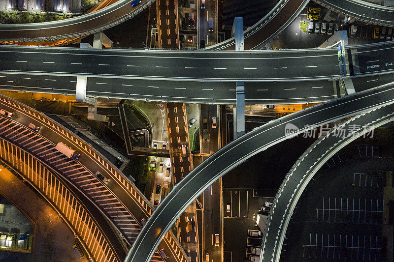 复杂交叉公路夜景。