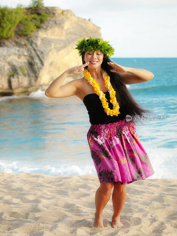 考艾岛海滩上的夏威夷草裙舞