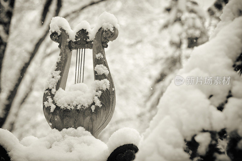 深雪中的墓地上的古董雕塑